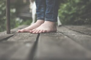 Domowe sposoby na wrastające paznokcie – co pomaga, a co może doprowadzić do zakażenia?