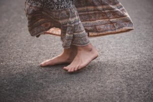 Pękające pięty do krwi – przyczyny. Dlaczego skóra na stopach twardnieje i pęka?